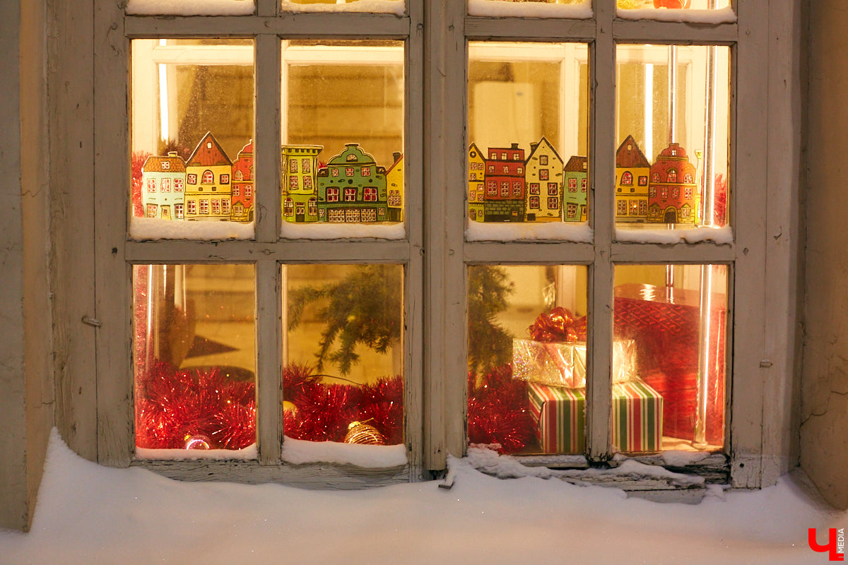 Что можно увидеть на витринах магазинов в новогодние праздники? Сказочных персонажей, много света и елок. Погружаемся в фоторепортаж красоты и выбираем вместе самый лучший витраж.