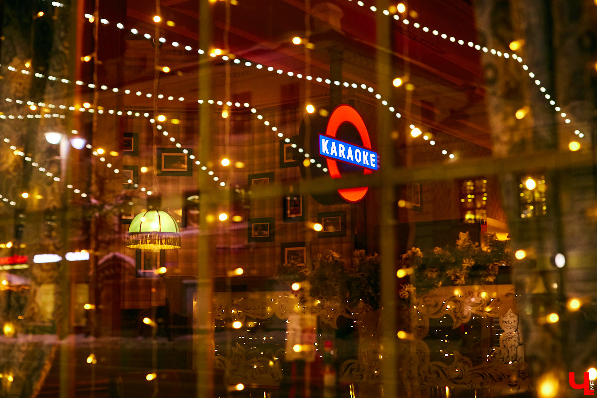 Что можно увидеть на витринах магазинов в новогодние праздники? Сказочных персонажей, много света и елок. Погружаемся в фоторепортаж красоты и выбираем вместе самый лучший витраж.