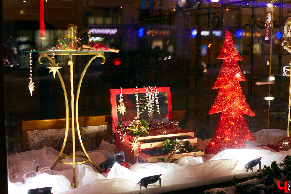 Что можно увидеть на витринах магазинов в новогодние праздники? Сказочных персонажей, много света и елок. Погружаемся в фоторепортаж красоты и выбираем вместе самый лучший витраж.