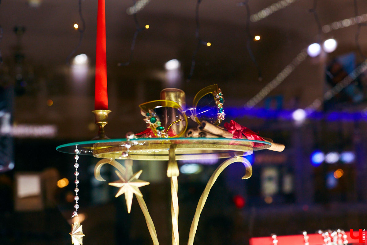 Что можно увидеть на витринах магазинов в новогодние праздники? Сказочных персонажей, много света и елок. Погружаемся в фоторепортаж красоты и выбираем вместе самый лучший витраж.