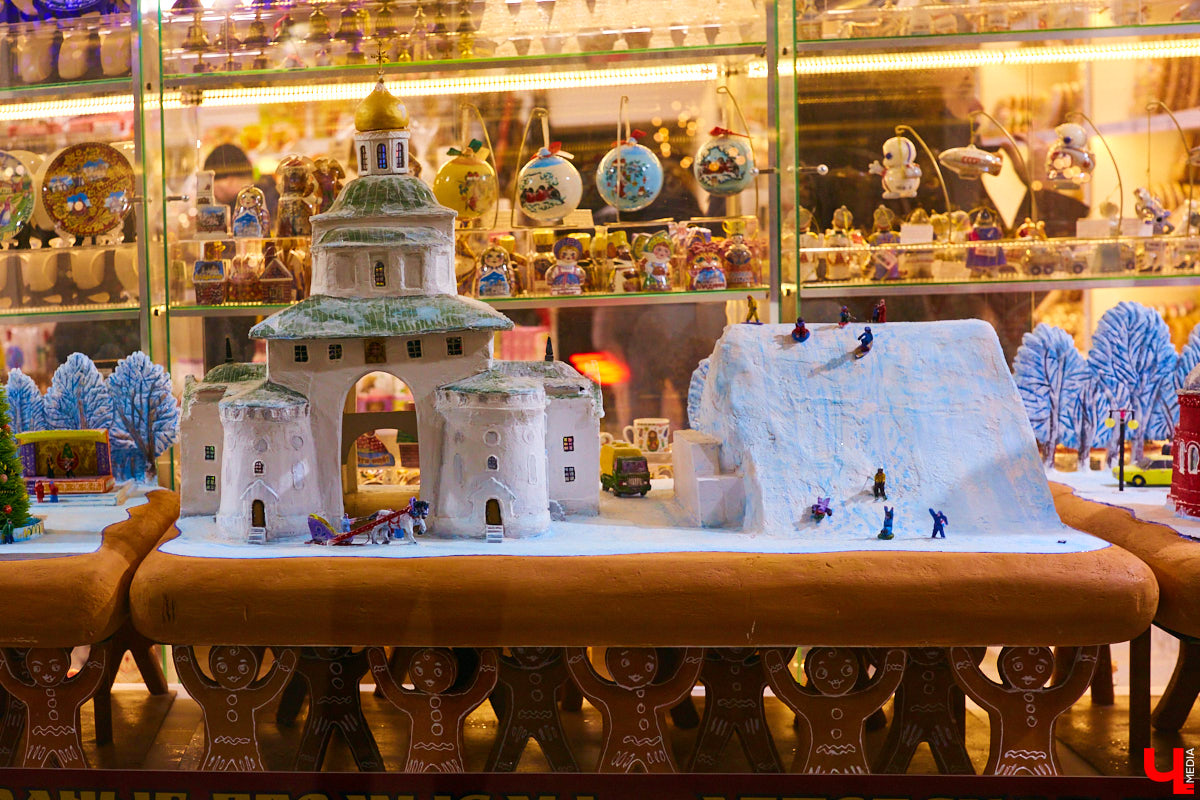 Что можно увидеть на витринах магазинов в новогодние праздники? Сказочных персонажей, много света и елок. Погружаемся в фоторепортаж красоты и выбираем вместе самый лучший витраж.