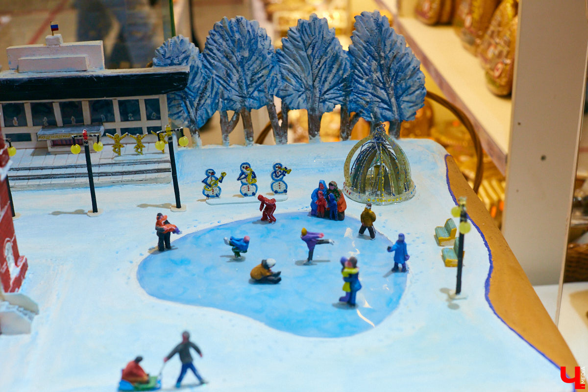 Что можно увидеть на витринах магазинов в новогодние праздники? Сказочных персонажей, много света и елок. Погружаемся в фоторепортаж красоты и выбираем вместе самый лучший витраж.