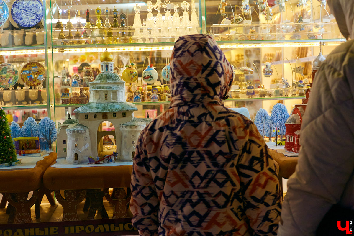 Что можно увидеть на витринах магазинов в новогодние праздники? Сказочных персонажей, много света и елок. Погружаемся в фоторепортаж красоты и выбираем вместе самый лучший витраж.