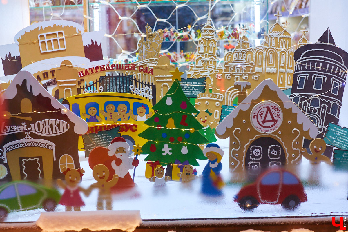 Что можно увидеть на витринах магазинов в новогодние праздники? Сказочных персонажей, много света и елок. Погружаемся в фоторепортаж красоты и выбираем вместе самый лучший витраж.