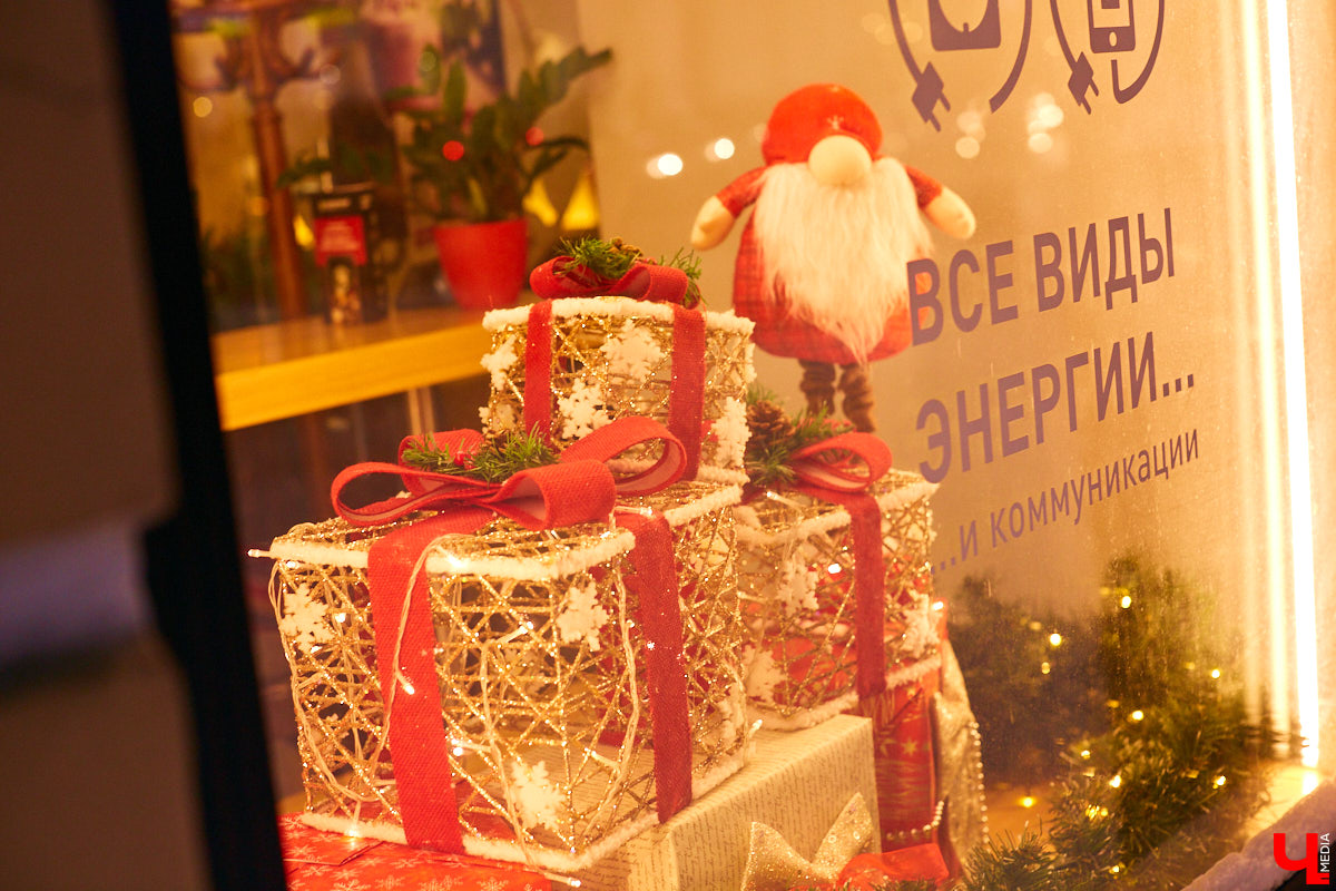 Что можно увидеть на витринах магазинов в новогодние праздники? Сказочных персонажей, много света и елок. Погружаемся в фоторепортаж красоты и выбираем вместе самый лучший витраж.