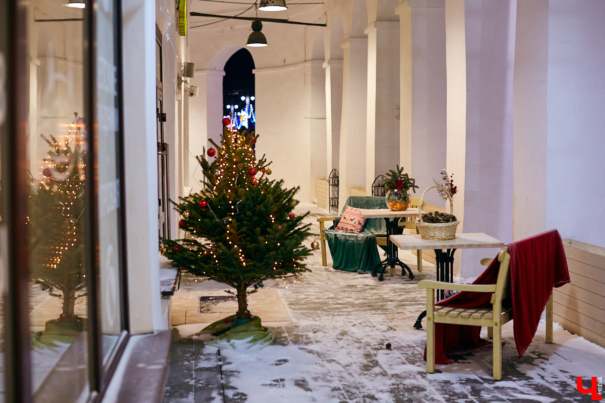 Что можно увидеть на витринах магазинов в новогодние праздники? Сказочных персонажей, много света и елок. Погружаемся в фоторепортаж красоты и выбираем вместе самый лучший витраж.