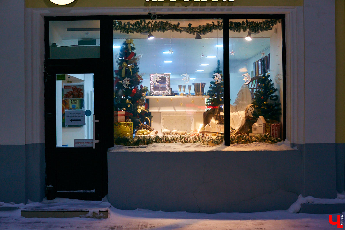 Что можно увидеть на витринах магазинов в новогодние праздники? Сказочных персонажей, много света и елок. Погружаемся в фоторепортаж красоты и выбираем вместе самый лучший витраж.