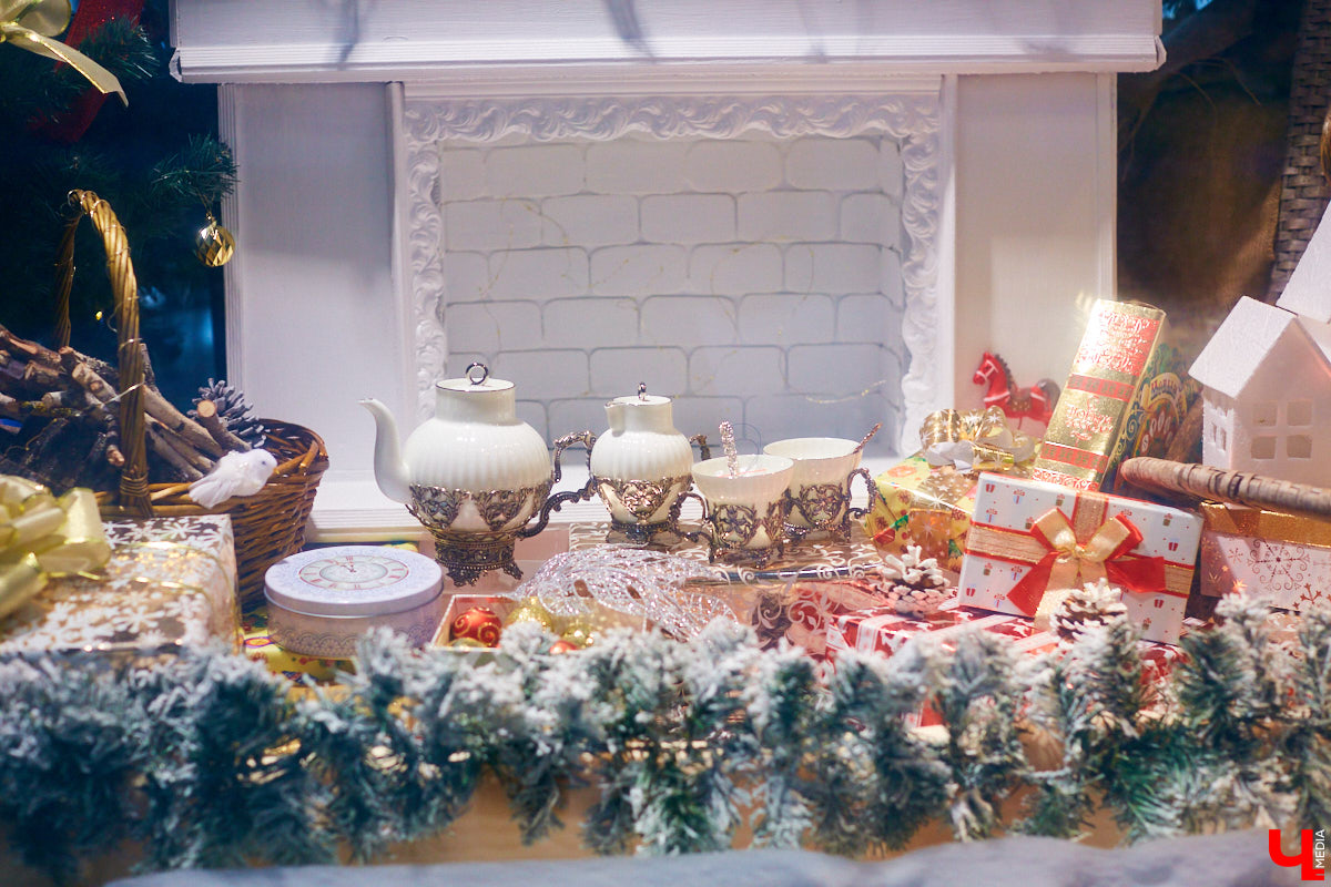 Что можно увидеть на витринах магазинов в новогодние праздники? Сказочных персонажей, много света и елок. Погружаемся в фоторепортаж красоты и выбираем вместе самый лучший витраж.