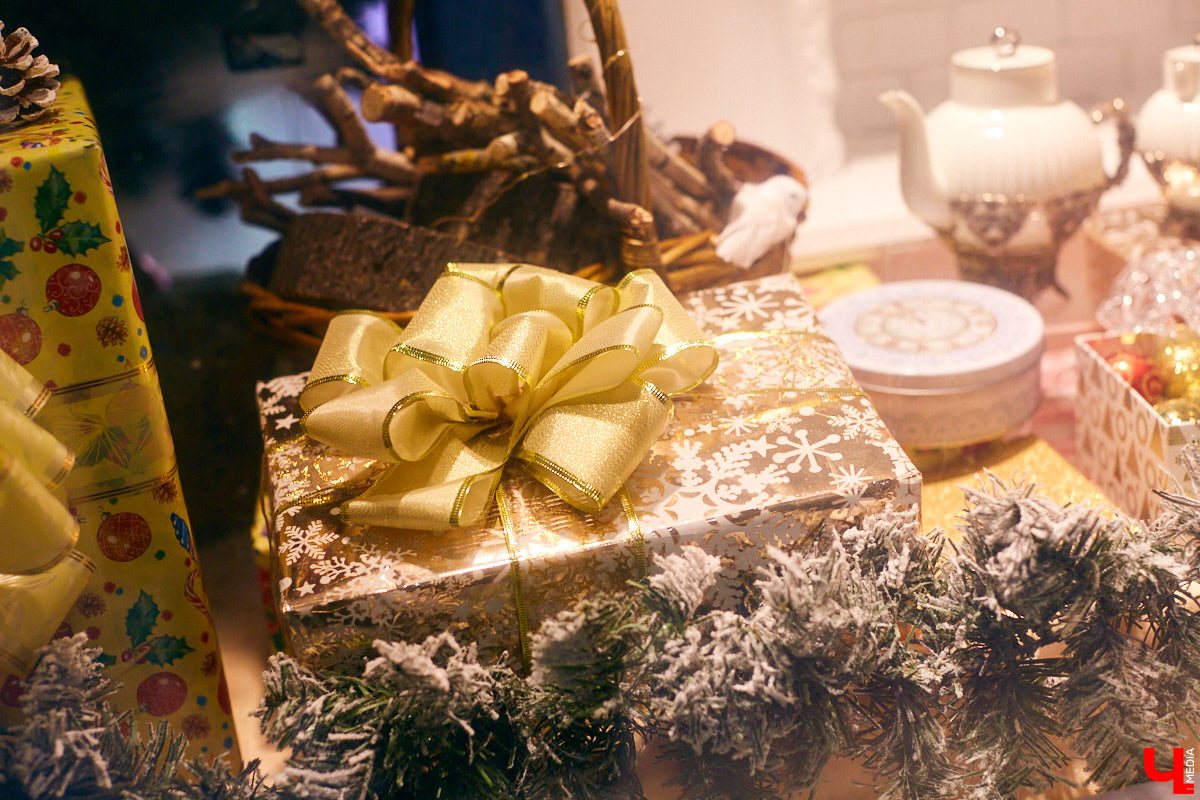 Что можно увидеть на витринах магазинов в новогодние праздники? Сказочных персонажей, много света и елок. Погружаемся в фоторепортаж красоты и выбираем вместе самый лучший витраж.