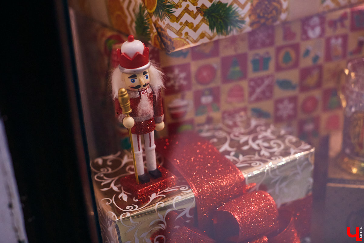 Что можно увидеть на витринах магазинов в новогодние праздники? Сказочных персонажей, много света и елок. Погружаемся в фоторепортаж красоты и выбираем вместе самый лучший витраж.