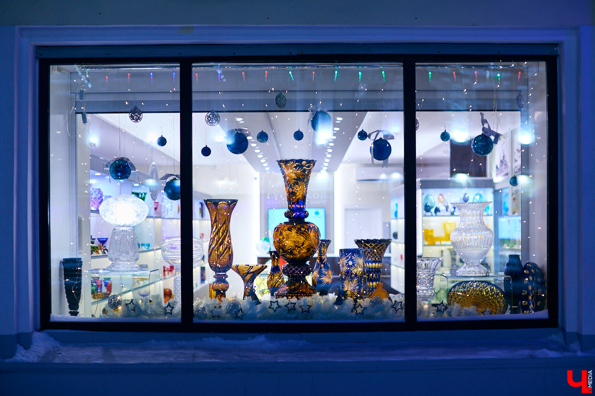 Что можно увидеть на витринах магазинов в новогодние праздники? Сказочных персонажей, много света и елок. Погружаемся в фоторепортаж красоты и выбираем вместе самый лучший витраж.