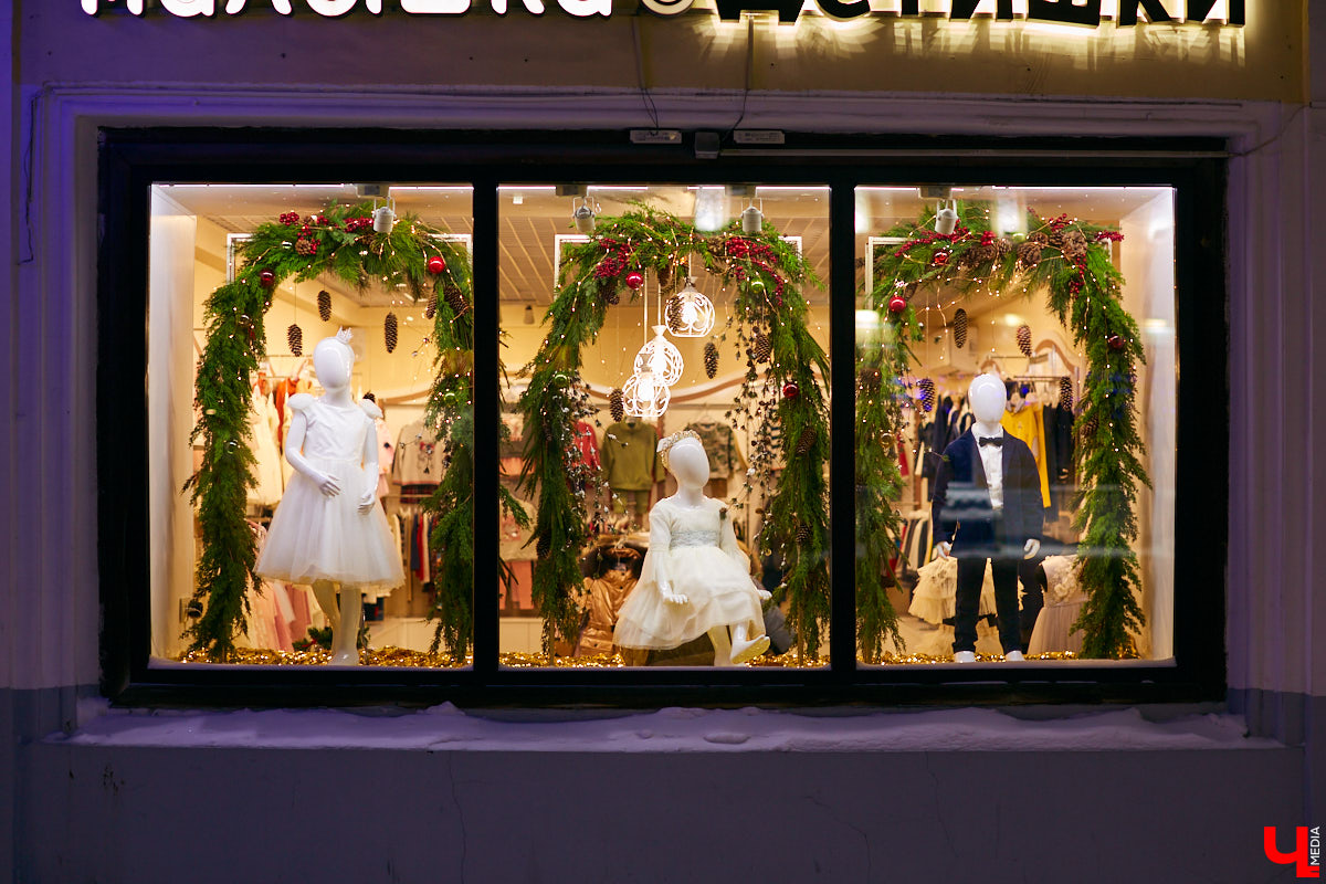 Что можно увидеть на витринах магазинов в новогодние праздники? Сказочных персонажей, много света и елок. Погружаемся в фоторепортаж красоты и выбираем вместе самый лучший витраж.
