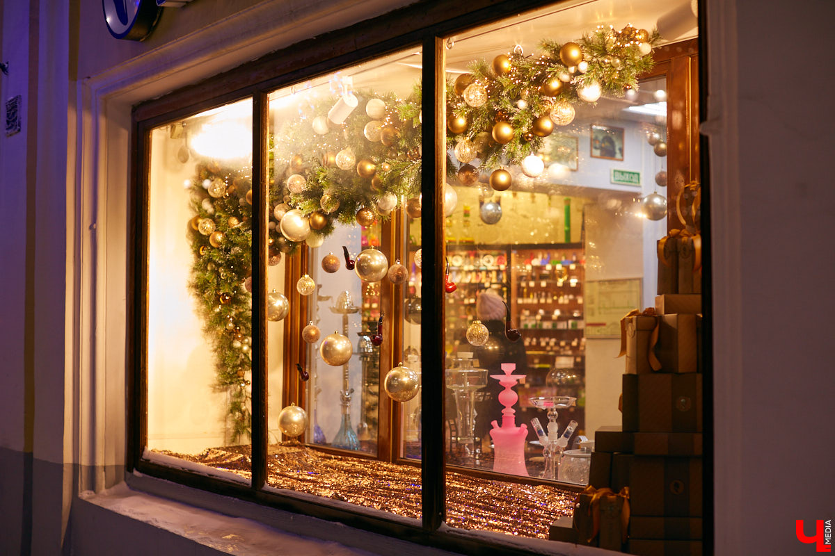 Что можно увидеть на витринах магазинов в новогодние праздники? Сказочных персонажей, много света и елок. Погружаемся в фоторепортаж красоты и выбираем вместе самый лучший витраж.