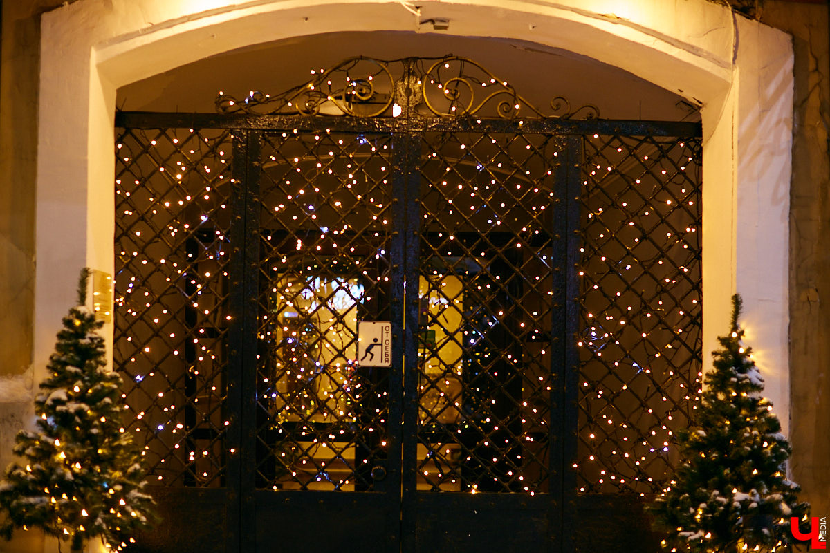 Что можно увидеть на витринах магазинов в новогодние праздники? Сказочных персонажей, много света и елок. Погружаемся в фоторепортаж красоты и выбираем вместе самый лучший витраж.