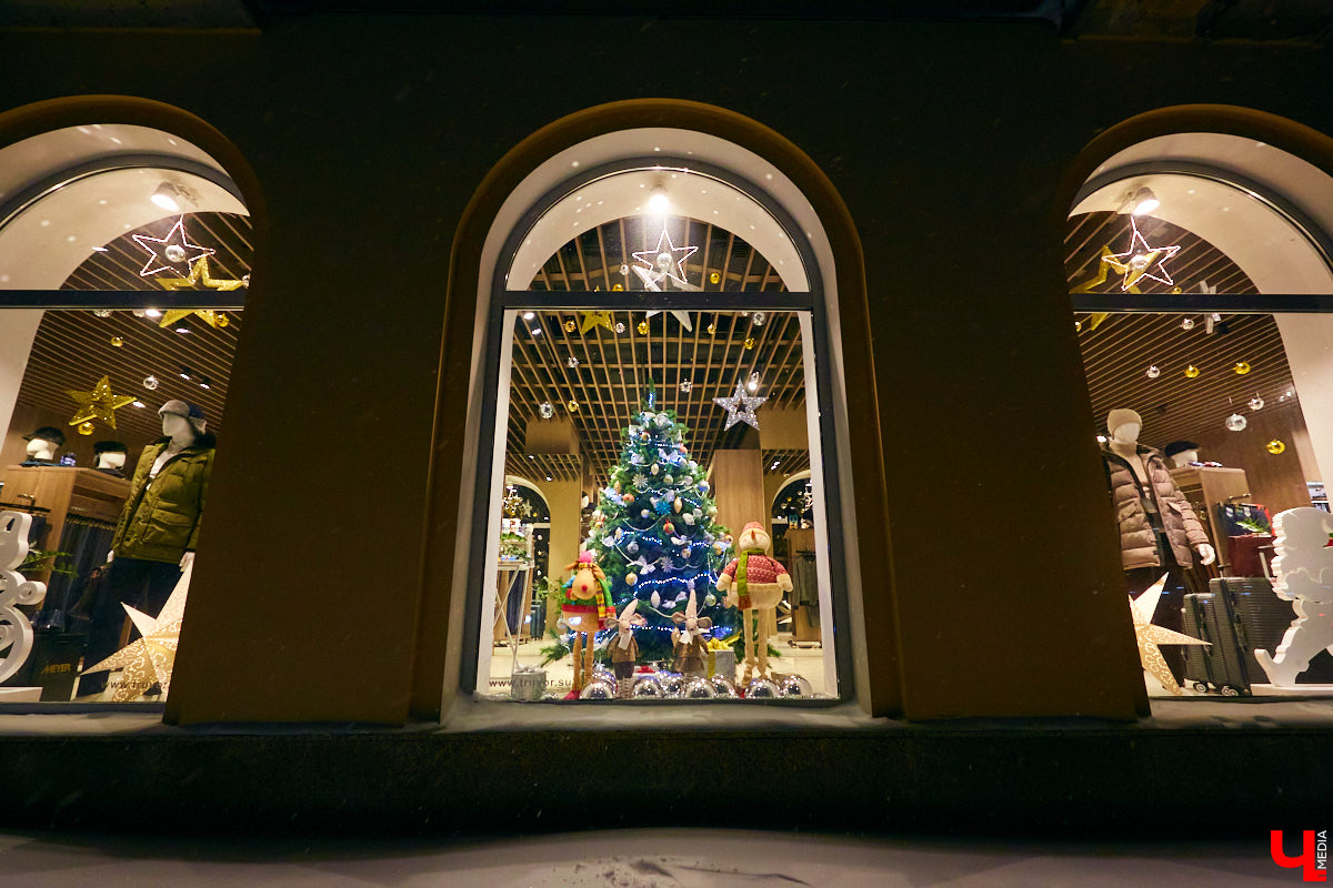 Что можно увидеть на витринах магазинов в новогодние праздники? Сказочных персонажей, много света и елок. Погружаемся в фоторепортаж красоты и выбираем вместе самый лучший витраж.