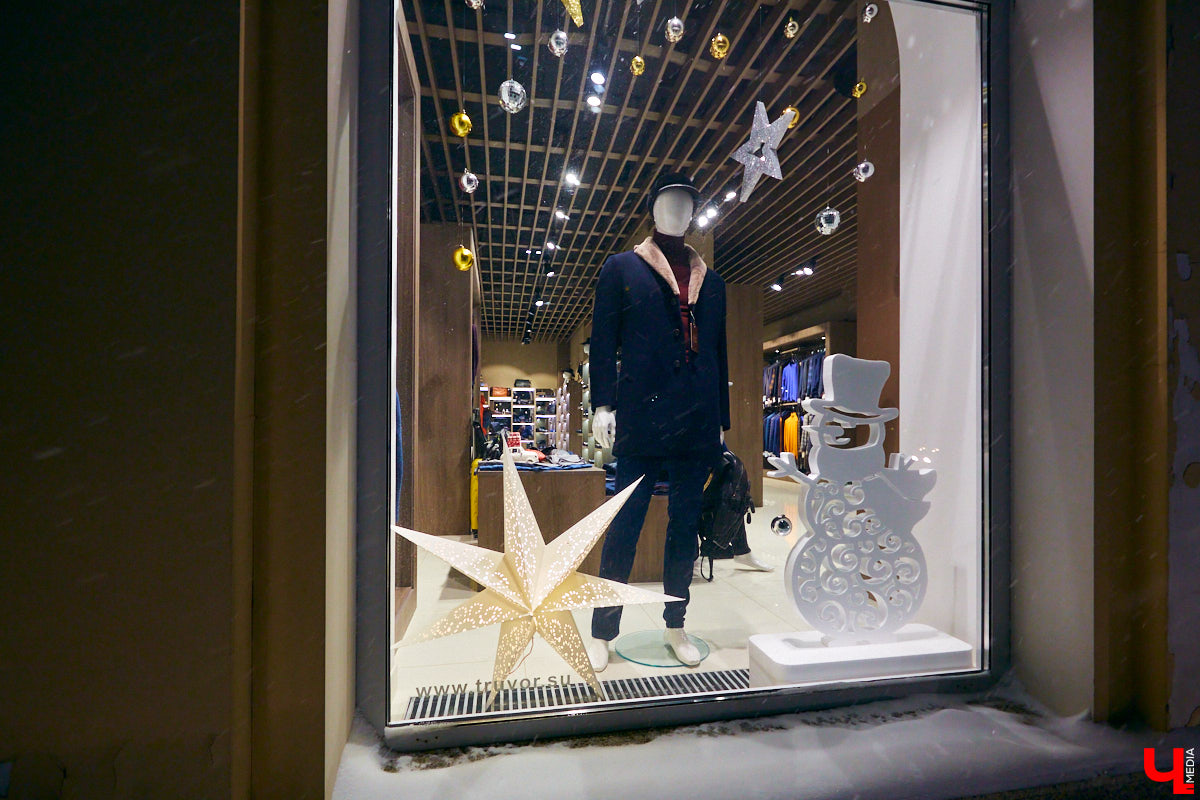 Что можно увидеть на витринах магазинов в новогодние праздники? Сказочных персонажей, много света и елок. Погружаемся в фоторепортаж красоты и выбираем вместе самый лучший витраж.