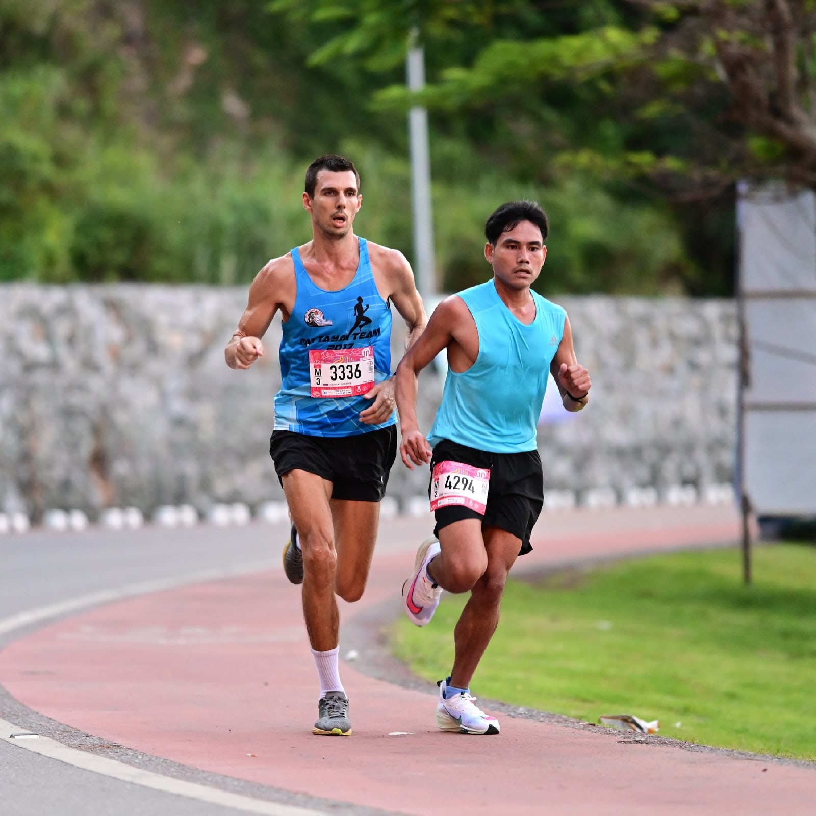 «Ключ-Медиа» не раз рассказывал вам о Владиславе Демьянове. Он не только победитель многочисленных турниров и кубков, но и автор книги «Забег длиною в жизнь». Вот только эта сама жизнь у спортсмена уже давно кипит в Таиланде. И каково оно? Это мы и решили выяснить у нашего сегодняшнего героя.
