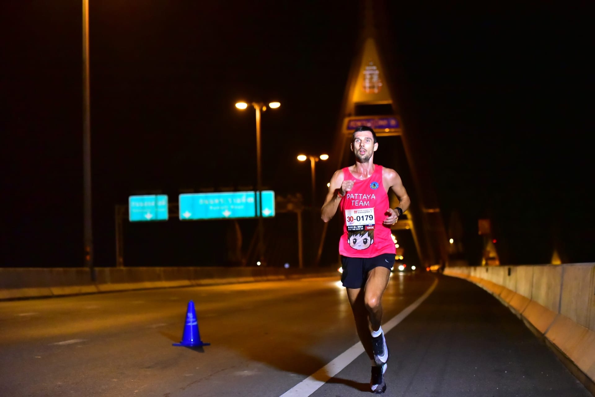 «Ключ-Медиа» не раз рассказывал вам о Владиславе Демьянове. Он не только победитель многочисленных турниров и кубков, но и автор книги «Забег длиною в жизнь». Вот только эта сама жизнь у спортсмена уже давно кипит в Таиланде. И каково оно? Это мы и решили выяснить у нашего сегодняшнего героя.