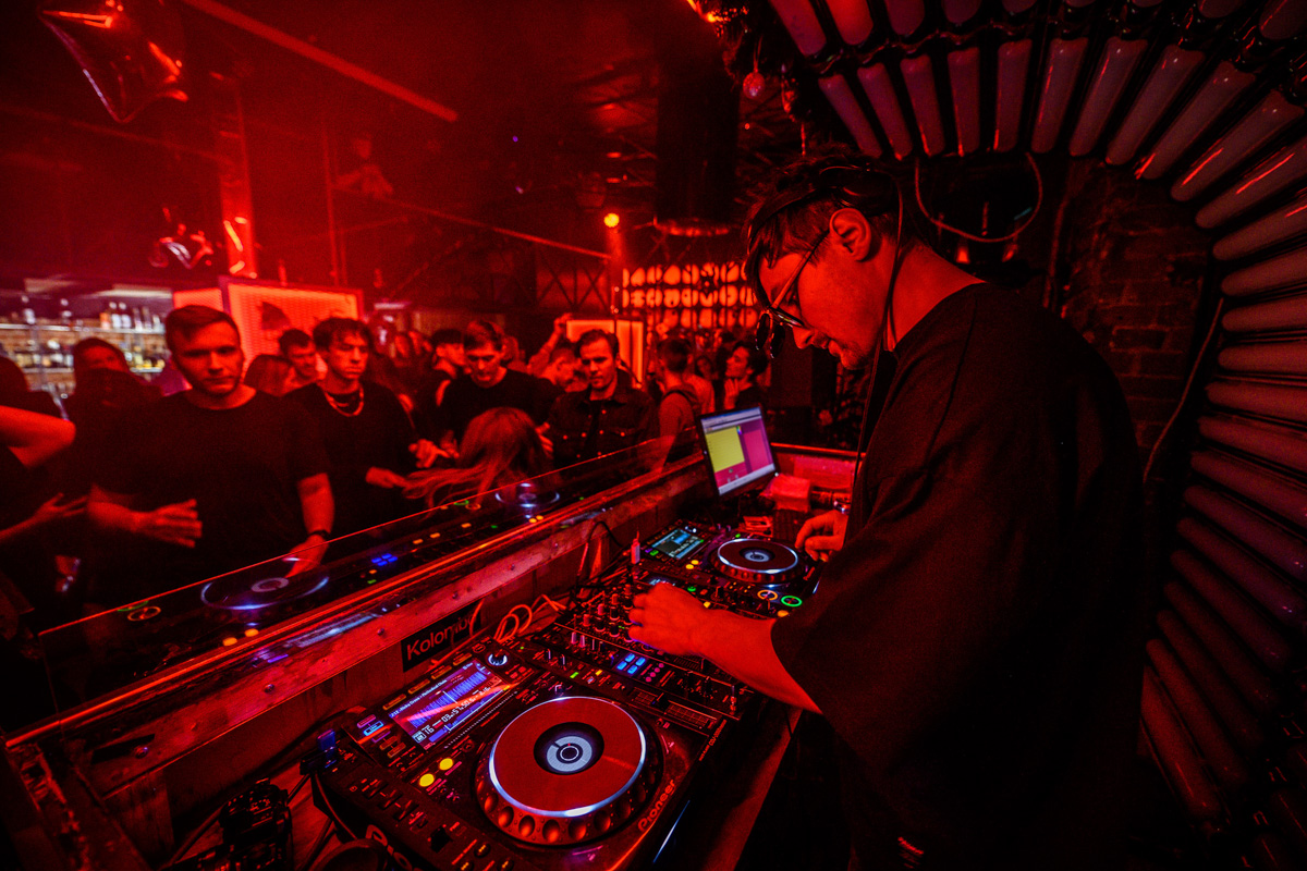 Рефлексируем по новогодним праздникам и смотрим фоторепортаж с одного из самых ярких владимирских событий начала января. Речь идет про четвертую по счету техно-тусовку от группировки Hexagon. Всё по традиции: «плотный танцпол» и пляшущие рейверы.