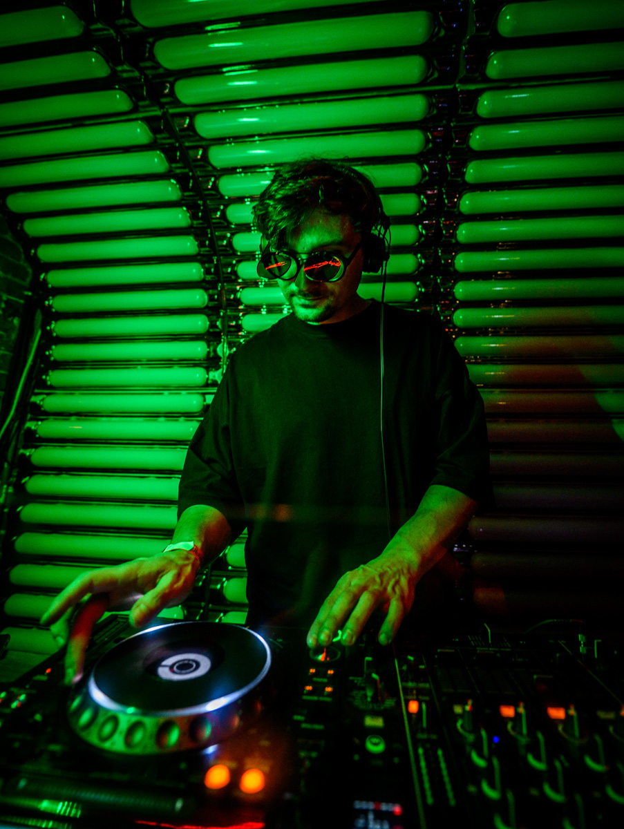 Рефлексируем по новогодним праздникам и смотрим фоторепортаж с одного из самых ярких владимирских событий начала января. Речь идет про четвертую по счету техно-тусовку от группировки Hexagon. Всё по традиции: «плотный танцпол» и пляшущие рейверы.