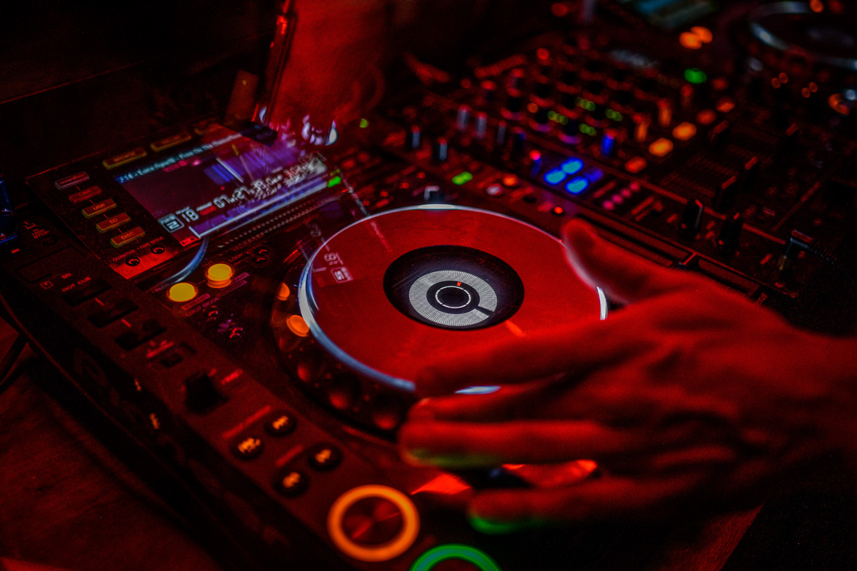 Рефлексируем по новогодним праздникам и смотрим фоторепортаж с одного из самых ярких владимирских событий начала января. Речь идет про четвертую по счету техно-тусовку от группировки Hexagon. Всё по традиции: «плотный танцпол» и пляшущие рейверы.