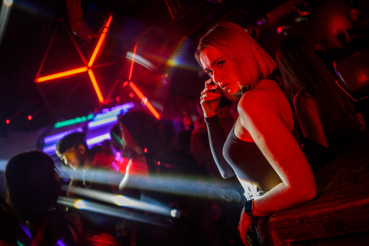 Рефлексируем по новогодним праздникам и смотрим фоторепортаж с одного из самых ярких владимирских событий начала января. Речь идет про четвертую по счету техно-тусовку от группировки Hexagon. Всё по традиции: «плотный танцпол» и пляшущие рейверы.