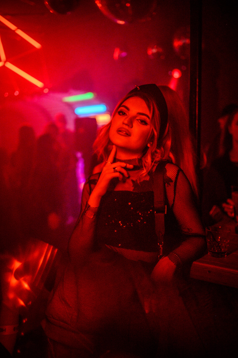 Рефлексируем по новогодним праздникам и смотрим фоторепортаж с одного из самых ярких владимирских событий начала января. Речь идет про четвертую по счету техно-тусовку от группировки Hexagon. Всё по традиции: «плотный танцпол» и пляшущие рейверы.