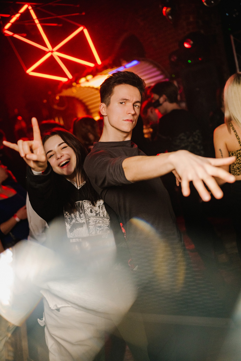 Рефлексируем по новогодним праздникам и смотрим фоторепортаж с одного из самых ярких владимирских событий начала января. Речь идет про четвертую по счету техно-тусовку от группировки Hexagon. Всё по традиции: «плотный танцпол» и пляшущие рейверы.