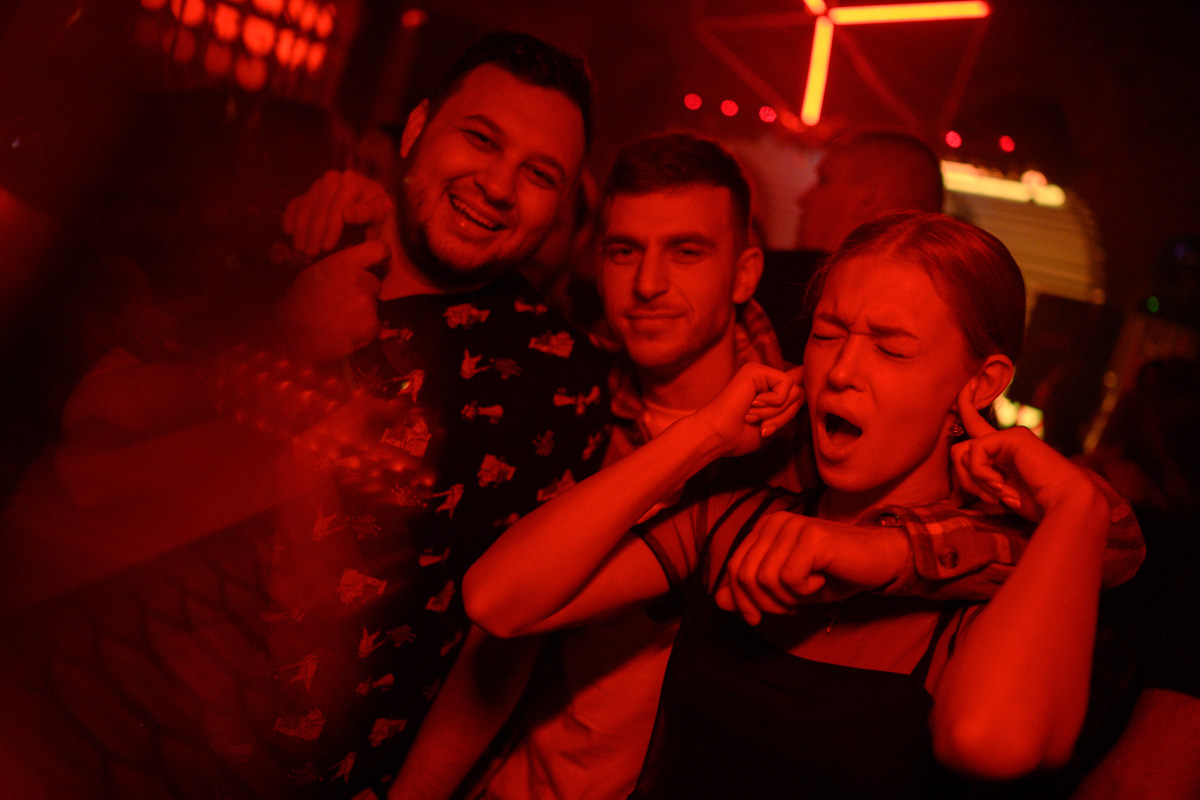 Рефлексируем по новогодним праздникам и смотрим фоторепортаж с одного из самых ярких владимирских событий начала января. Речь идет про четвертую по счету техно-тусовку от группировки Hexagon. Всё по традиции: «плотный танцпол» и пляшущие рейверы.