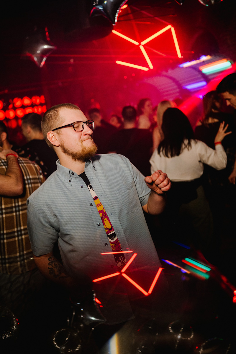 Рефлексируем по новогодним праздникам и смотрим фоторепортаж с одного из самых ярких владимирских событий начала января. Речь идет про четвертую по счету техно-тусовку от группировки Hexagon. Всё по традиции: «плотный танцпол» и пляшущие рейверы.