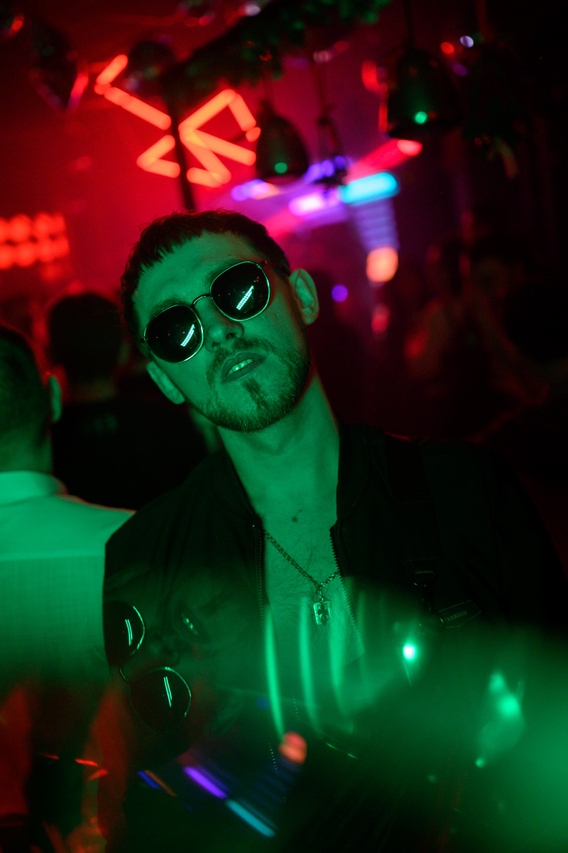 Рефлексируем по новогодним праздникам и смотрим фоторепортаж с одного из самых ярких владимирских событий начала января. Речь идет про четвертую по счету техно-тусовку от группировки Hexagon. Всё по традиции: «плотный танцпол» и пляшущие рейверы.