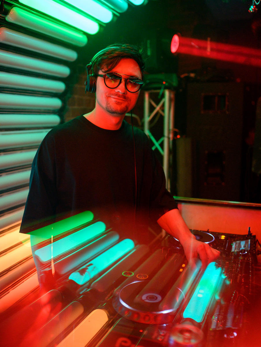 Рефлексируем по новогодним праздникам и смотрим фоторепортаж с одного из самых ярких владимирских событий начала января. Речь идет про четвертую по счету техно-тусовку от группировки Hexagon. Всё по традиции: «плотный танцпол» и пляшущие рейверы.