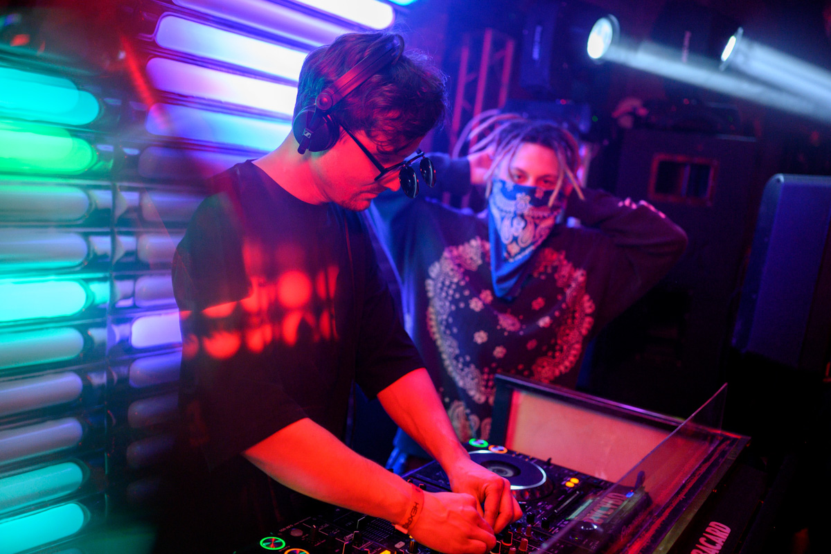 Рефлексируем по новогодним праздникам и смотрим фоторепортаж с одного из самых ярких владимирских событий начала января. Речь идет про четвертую по счету техно-тусовку от группировки Hexagon. Всё по традиции: «плотный танцпол» и пляшущие рейверы.