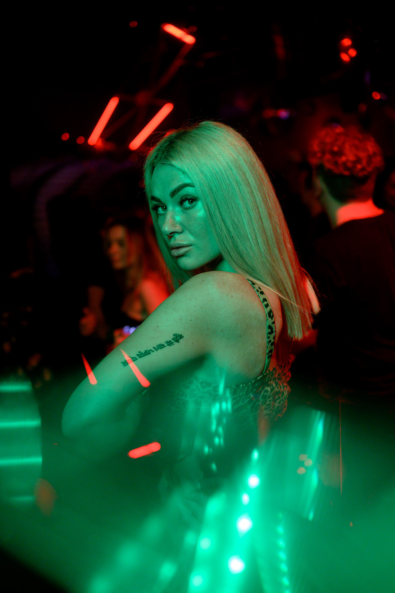 Рефлексируем по новогодним праздникам и смотрим фоторепортаж с одного из самых ярких владимирских событий начала января. Речь идет про четвертую по счету техно-тусовку от группировки Hexagon. Всё по традиции: «плотный танцпол» и пляшущие рейверы.