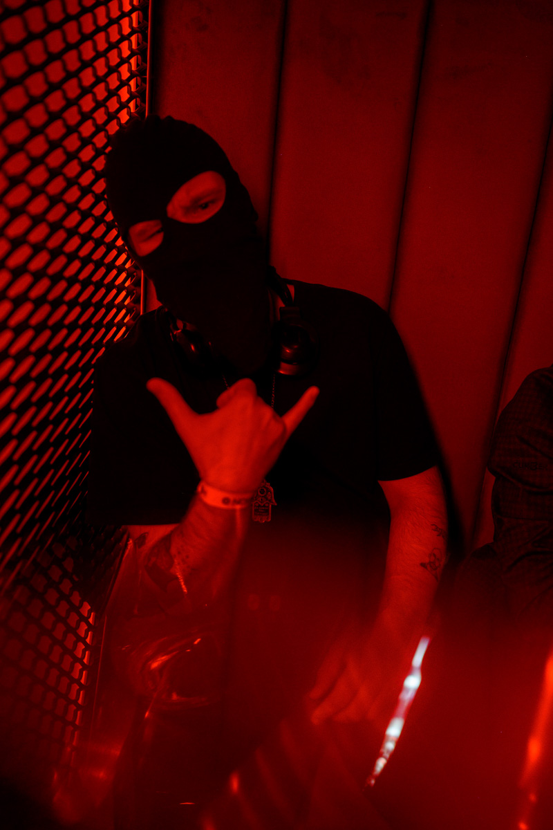 Рефлексируем по новогодним праздникам и смотрим фоторепортаж с одного из самых ярких владимирских событий начала января. Речь идет про четвертую по счету техно-тусовку от группировки Hexagon. Всё по традиции: «плотный танцпол» и пляшущие рейверы.