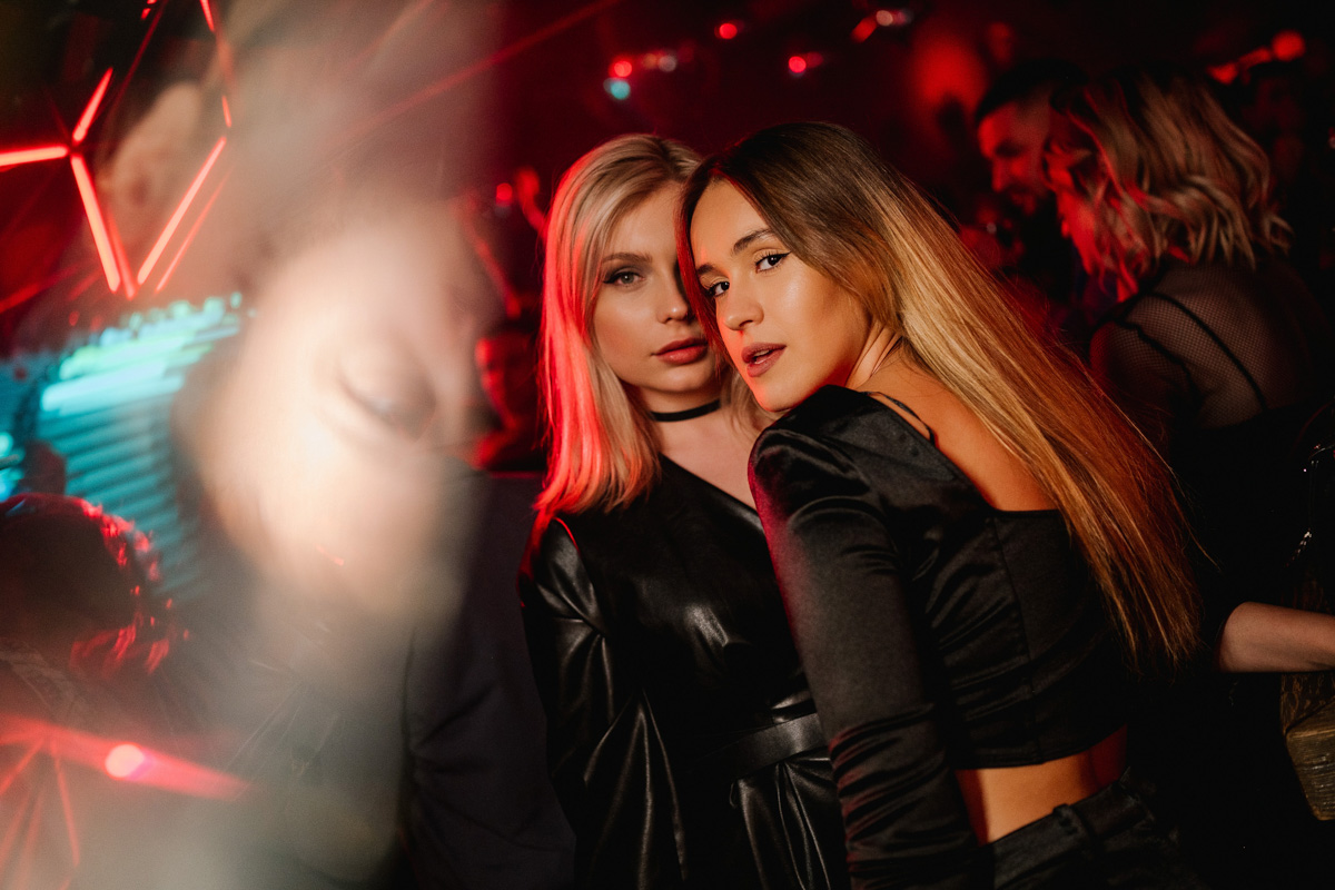 Рефлексируем по новогодним праздникам и смотрим фоторепортаж с одного из самых ярких владимирских событий начала января. Речь идет про четвертую по счету техно-тусовку от группировки Hexagon. Всё по традиции: «плотный танцпол» и пляшущие рейверы.