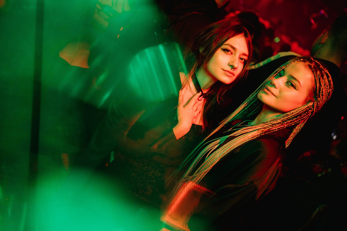 Рефлексируем по новогодним праздникам и смотрим фоторепортаж с одного из самых ярких владимирских событий начала января. Речь идет про четвертую по счету техно-тусовку от группировки Hexagon. Всё по традиции: «плотный танцпол» и пляшущие рейверы.