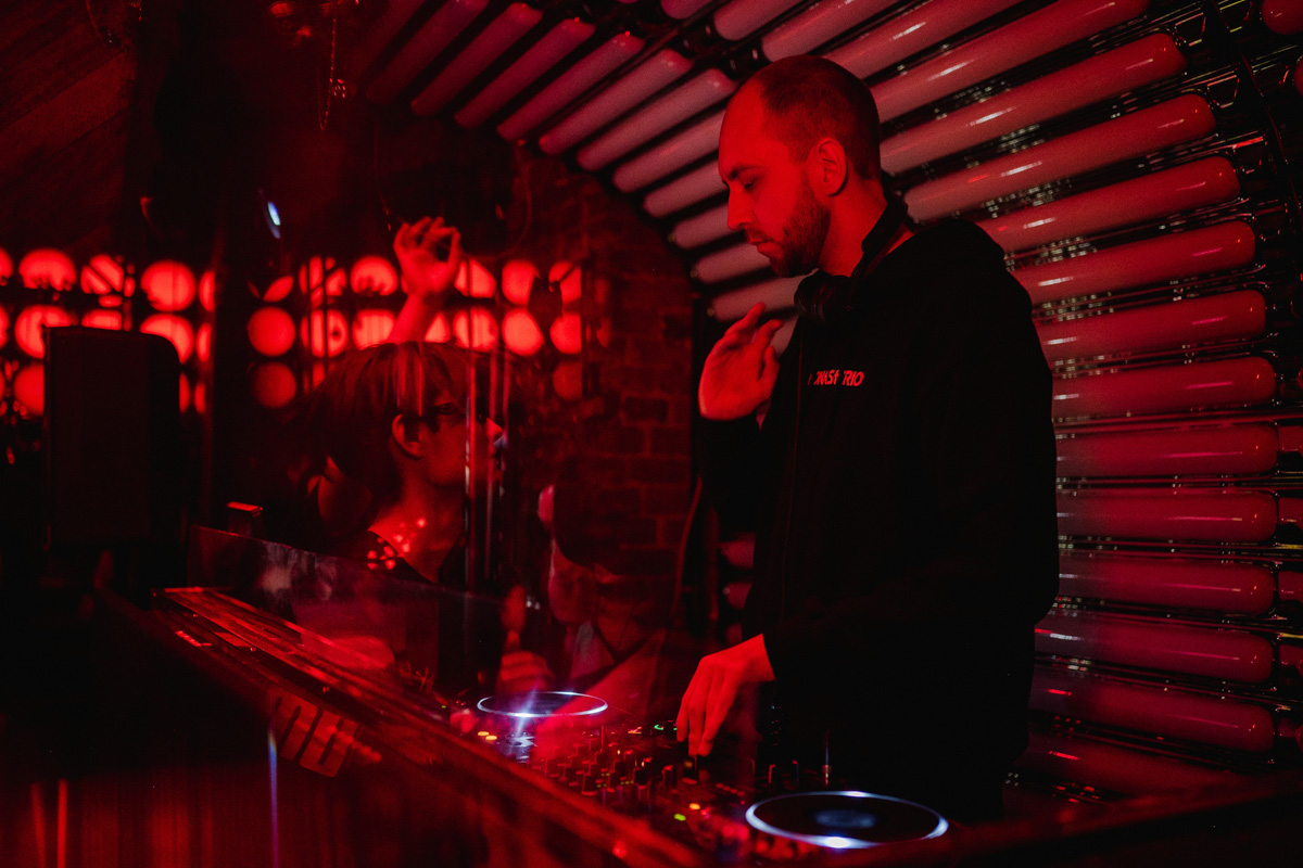 Рефлексируем по новогодним праздникам и смотрим фоторепортаж с одного из самых ярких владимирских событий начала января. Речь идет про четвертую по счету техно-тусовку от группировки Hexagon. Всё по традиции: «плотный танцпол» и пляшущие рейверы.