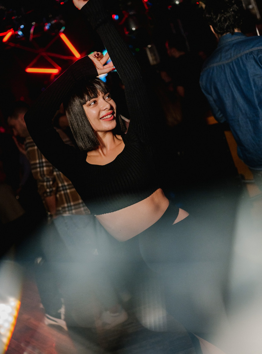 Рефлексируем по новогодним праздникам и смотрим фоторепортаж с одного из самых ярких владимирских событий начала января. Речь идет про четвертую по счету техно-тусовку от группировки Hexagon. Всё по традиции: «плотный танцпол» и пляшущие рейверы.