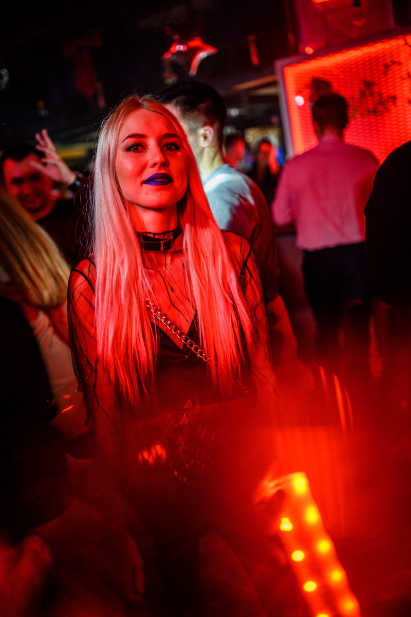 Рефлексируем по новогодним праздникам и смотрим фоторепортаж с одного из самых ярких владимирских событий начала января. Речь идет про четвертую по счету техно-тусовку от группировки Hexagon. Всё по традиции: «плотный танцпол» и пляшущие рейверы.