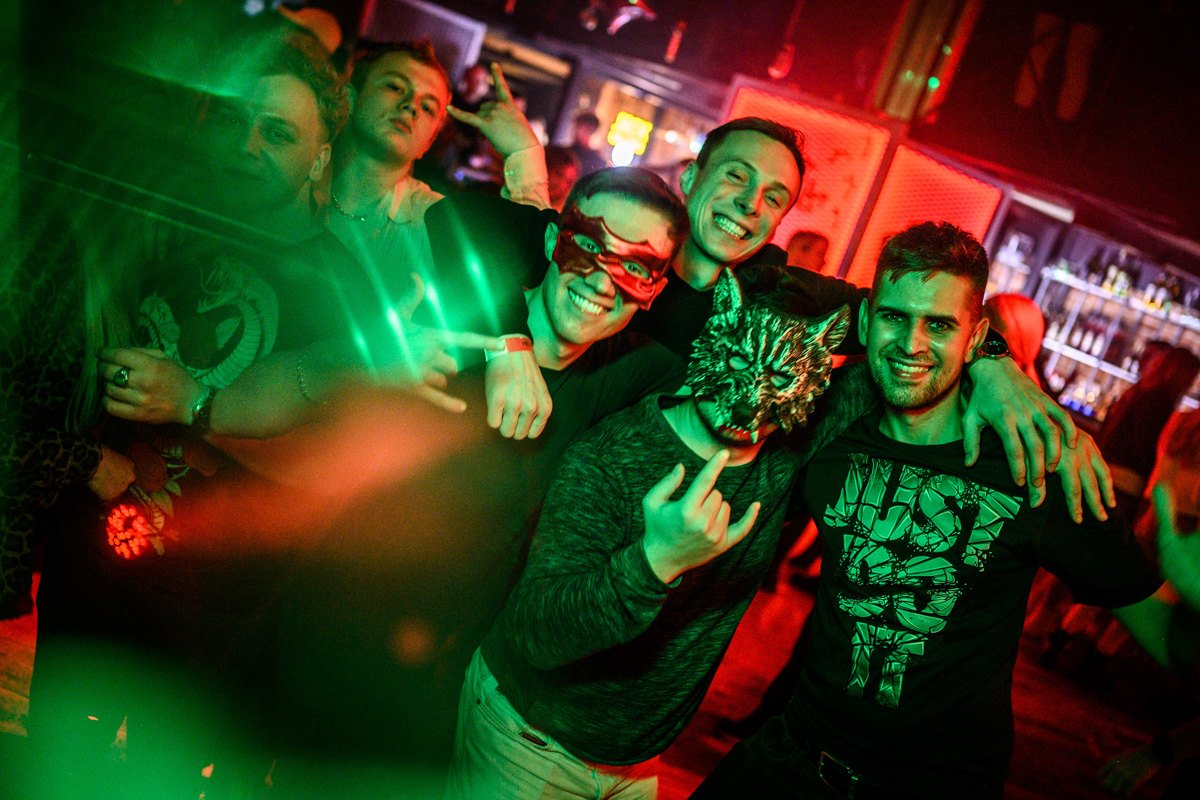 Рефлексируем по новогодним праздникам и смотрим фоторепортаж с одного из самых ярких владимирских событий начала января. Речь идет про четвертую по счету техно-тусовку от группировки Hexagon. Всё по традиции: «плотный танцпол» и пляшущие рейверы.