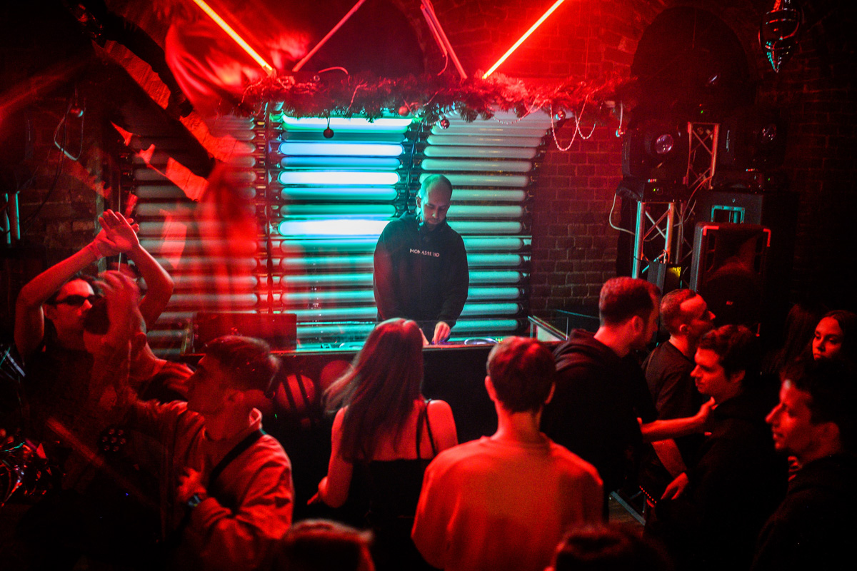 Рефлексируем по новогодним праздникам и смотрим фоторепортаж с одного из самых ярких владимирских событий начала января. Речь идет про четвертую по счету техно-тусовку от группировки Hexagon. Всё по традиции: «плотный танцпол» и пляшущие рейверы.