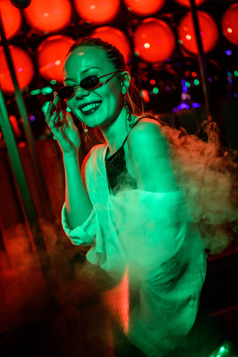 Рефлексируем по новогодним праздникам и смотрим фоторепортаж с одного из самых ярких владимирских событий начала января. Речь идет про четвертую по счету техно-тусовку от группировки Hexagon. Всё по традиции: «плотный танцпол» и пляшущие рейверы.