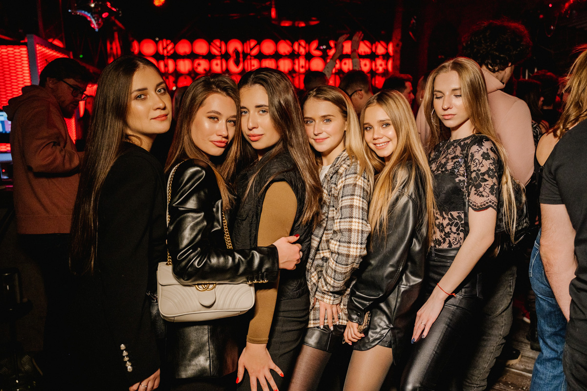 Рефлексируем по новогодним праздникам и смотрим фоторепортаж с одного из самых ярких владимирских событий начала января. Речь идет про четвертую по счету техно-тусовку от группировки Hexagon. Всё по традиции: «плотный танцпол» и пляшущие рейверы.