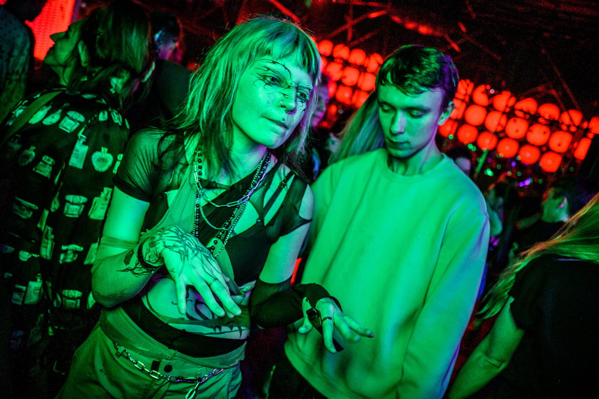 Рефлексируем по новогодним праздникам и смотрим фоторепортаж с одного из самых ярких владимирских событий начала января. Речь идет про четвертую по счету техно-тусовку от группировки Hexagon. Всё по традиции: «плотный танцпол» и пляшущие рейверы.