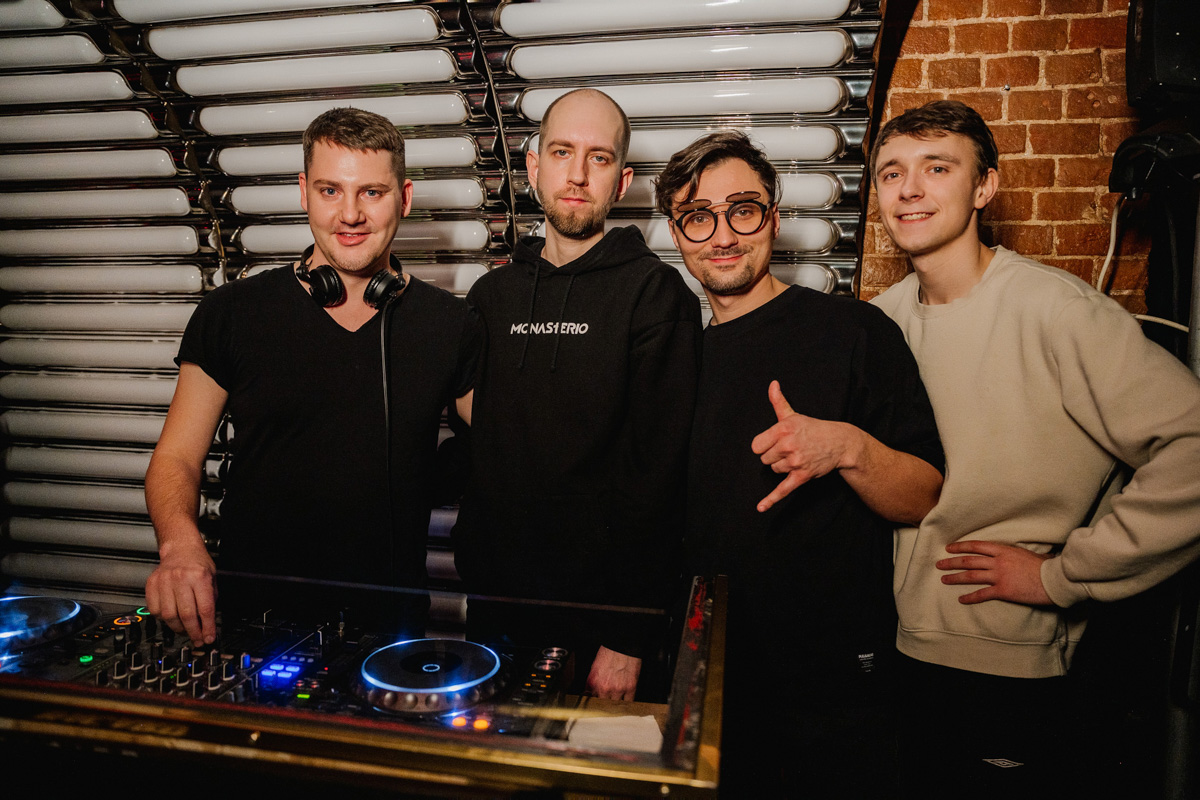 Рефлексируем по новогодним праздникам и смотрим фоторепортаж с одного из самых ярких владимирских событий начала января. Речь идет про четвертую по счету техно-тусовку от группировки Hexagon. Всё по традиции: «плотный танцпол» и пляшущие рейверы.