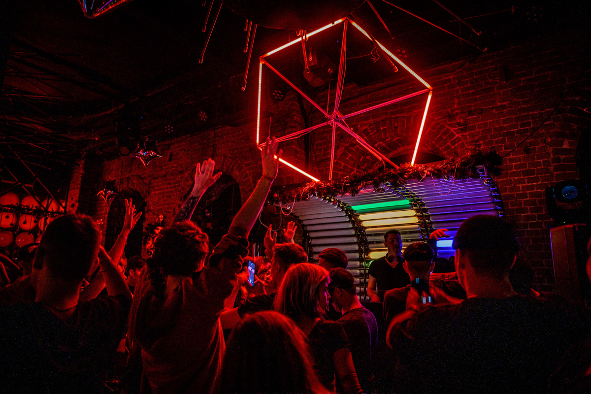 Рефлексируем по новогодним праздникам и смотрим фоторепортаж с одного из самых ярких владимирских событий начала января. Речь идет про четвертую по счету техно-тусовку от группировки Hexagon. Всё по традиции: «плотный танцпол» и пляшущие рейверы.