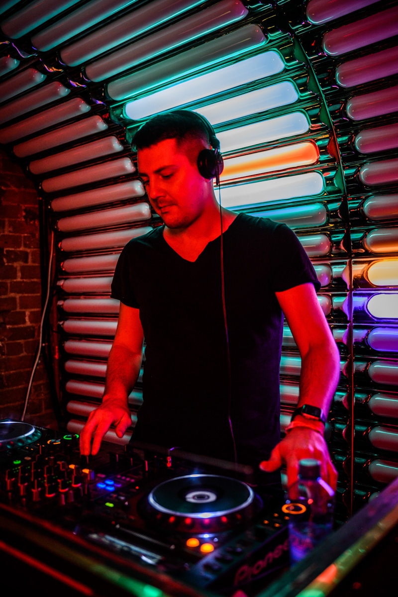 Рефлексируем по новогодним праздникам и смотрим фоторепортаж с одного из самых ярких владимирских событий начала января. Речь идет про четвертую по счету техно-тусовку от группировки Hexagon. Всё по традиции: «плотный танцпол» и пляшущие рейверы.