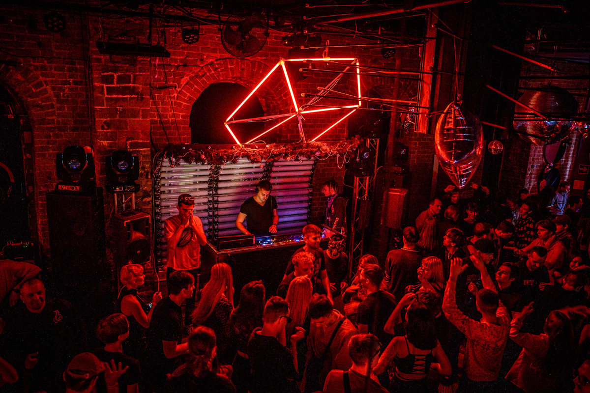 Рефлексируем по новогодним праздникам и смотрим фоторепортаж с одного из самых ярких владимирских событий начала января. Речь идет про четвертую по счету техно-тусовку от группировки Hexagon. Всё по традиции: «плотный танцпол» и пляшущие рейверы.