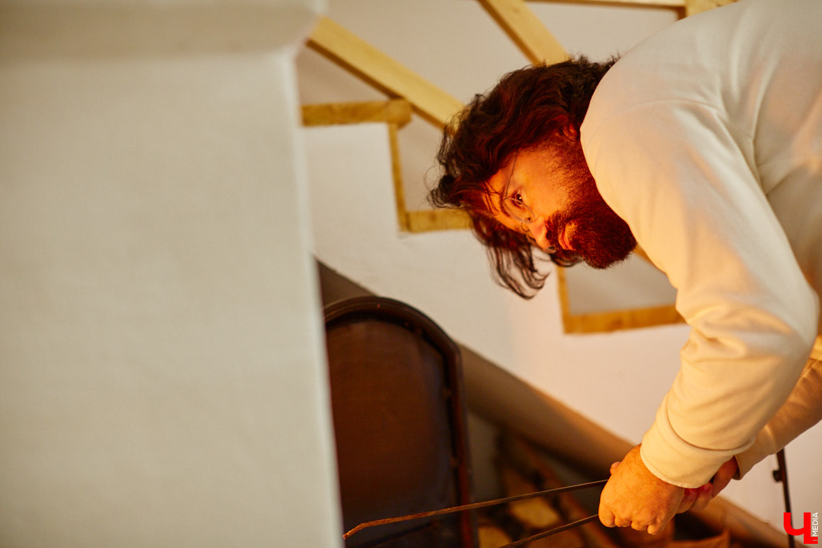 Из Парижа переехать в деревенский домик под Владимиром. Композитор и музыкант Николя Челоро считает такой поворот судьбы волей провидения. Как живется французу в российской глубинке? И в чем маэстро черпает вдохновение? Об этом и поговорили с Николя.